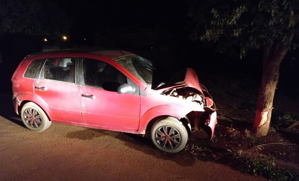 Mato Grosso | Motorista morre ao atingir carro em árvore