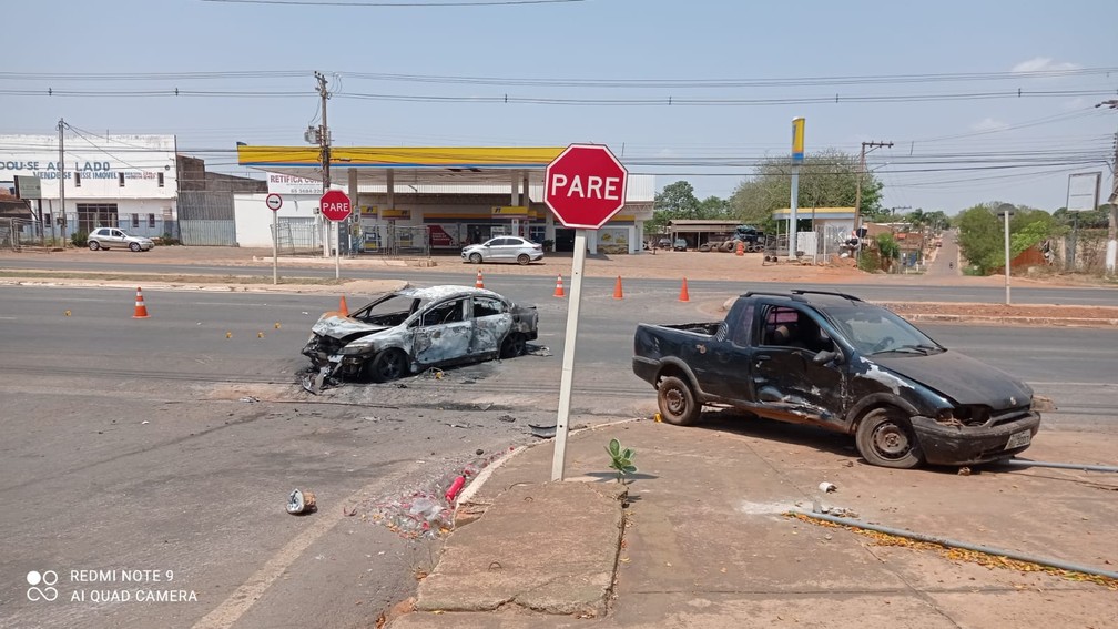 Várzea Grande | Carro pega fogo ao ser atingido por picape e motorista que provocou acidente é preso embriagado
