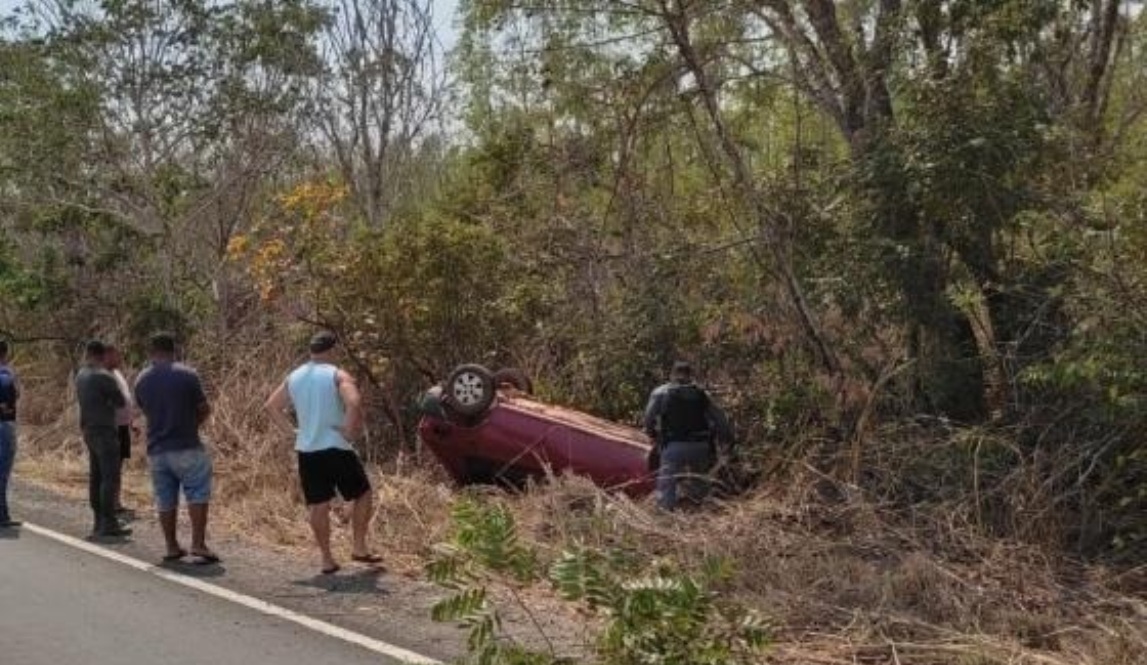 Motoristas encontram homem morto dentro de carro tombado na MT-351