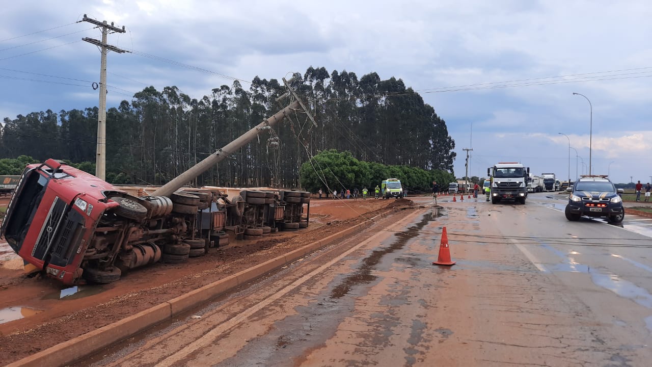 Sorriso | Carreta bate em poste e ônibus colide na traseira