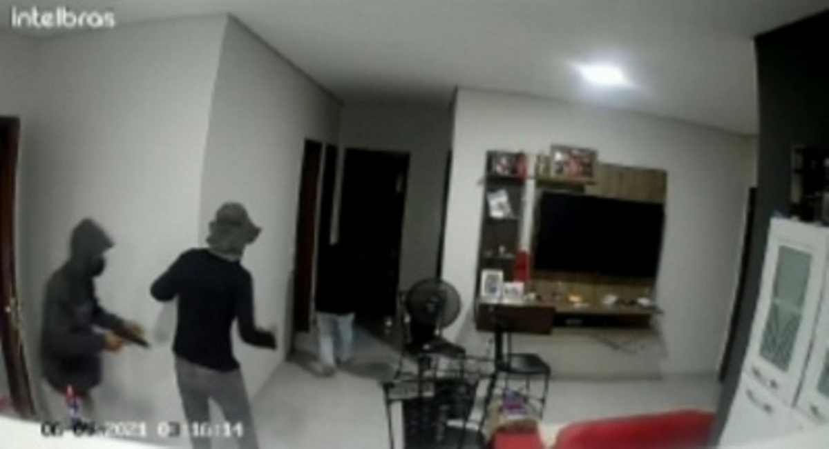 Sinop | Bandidos arrombam casa para roubar, vítima simula tiro