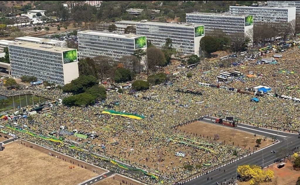 Bolsonaro ao STF: ‘quem age fora da Constituição se enquadra ou pede para sair’