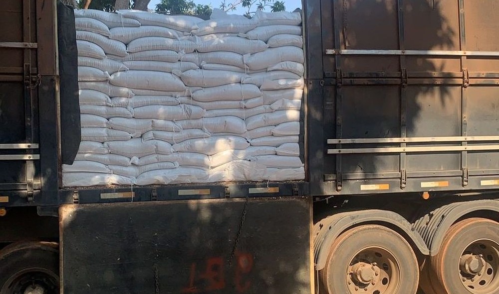 Mato Grosso Polícia apreende carga de 50 toneladas de feijão e prende quatro pessoas