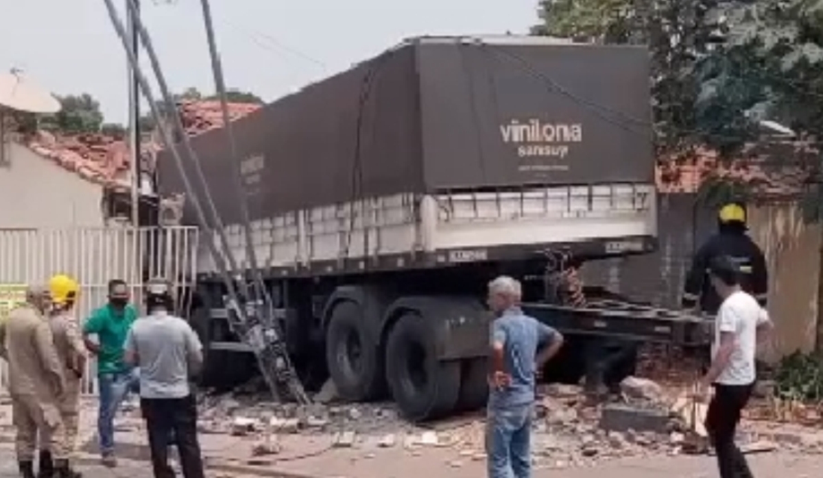 Carreta desgovernada atinge residência em Várzea Grande