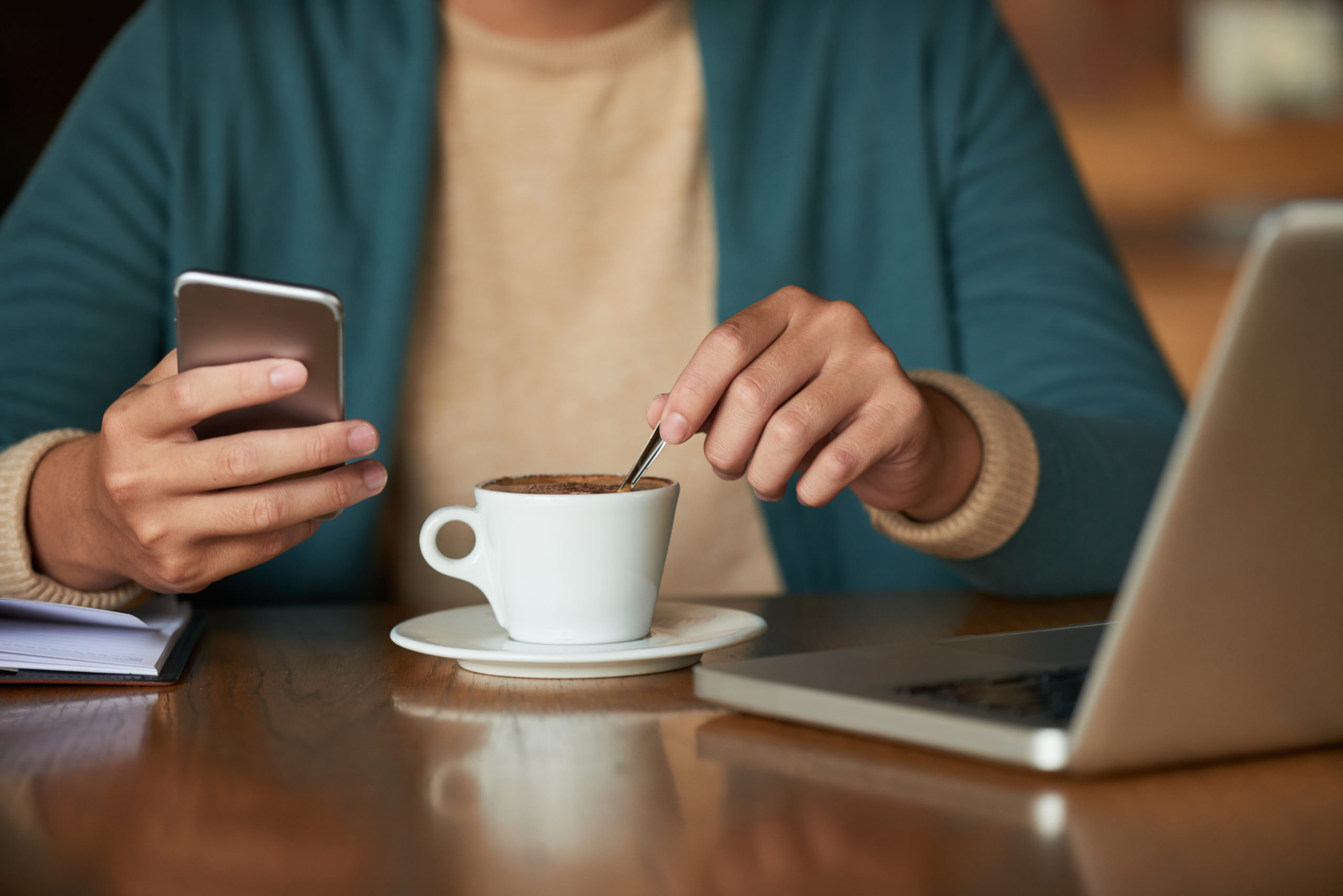 20% dos brasileiros não ficam mais de 30 minutos longe do celular