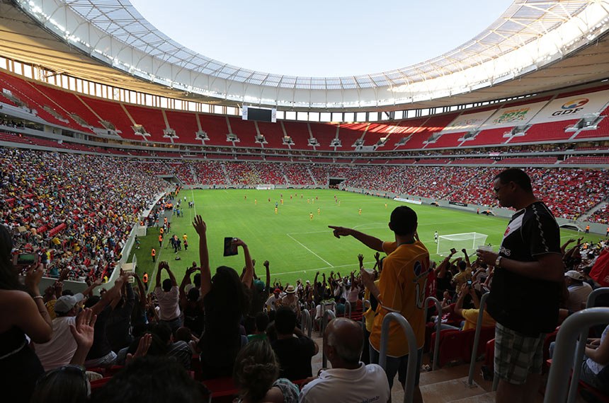 Bolsonaro sanciona lei que garante direito de arena ao clube mandante em transmissões de futebol