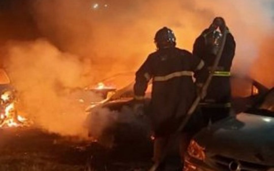 Cuiabá | Câmera de segurança flagra homem jogando coquetel molotov em carros no pátio da Semob
