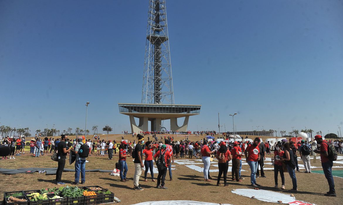Manifestantes defendem causas da população vulnerável