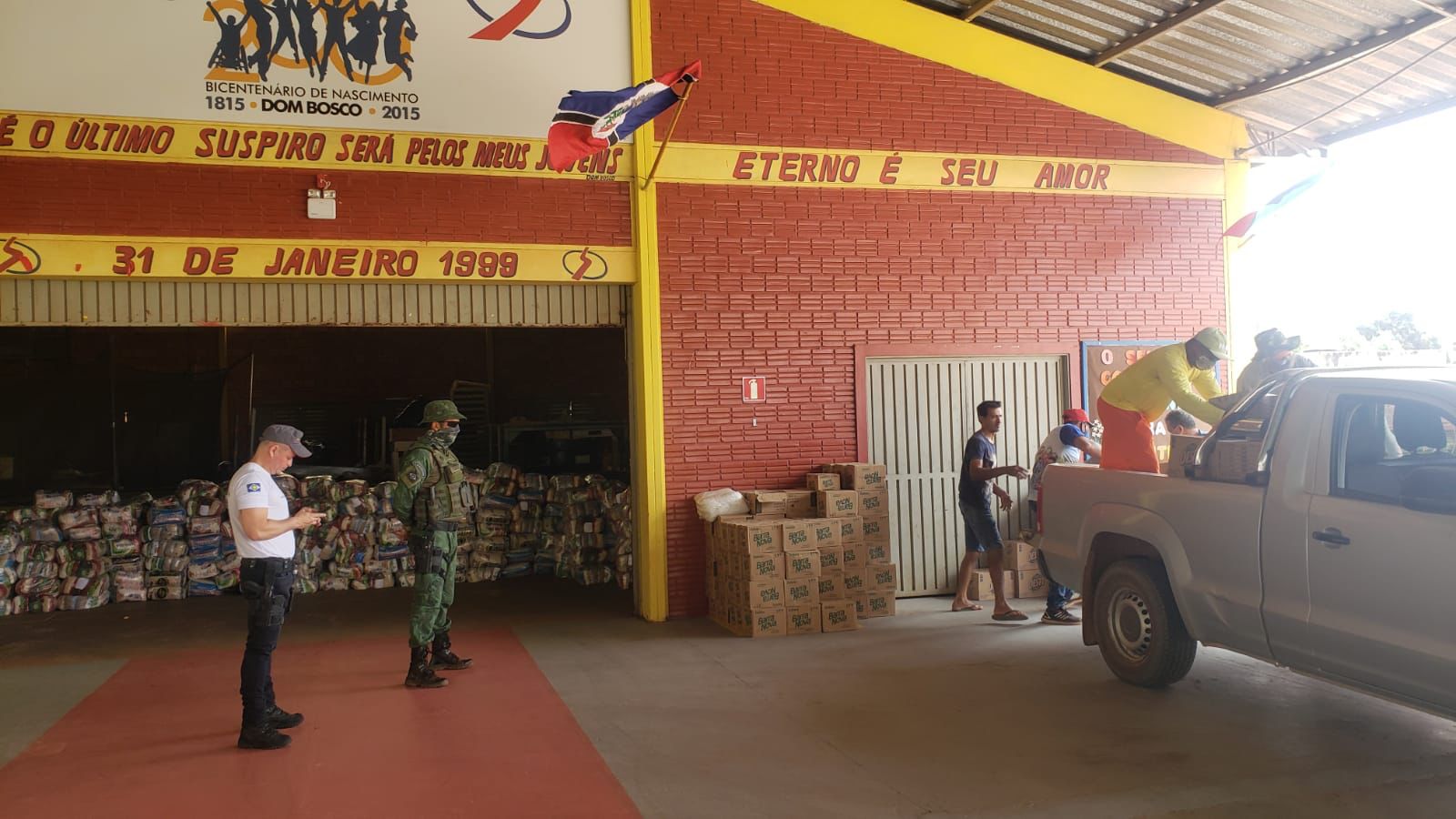 Rondonópolis | Polícia Ambiental participa da entrega de cestas básicas do Projeto Vem Ser Mais Solidário