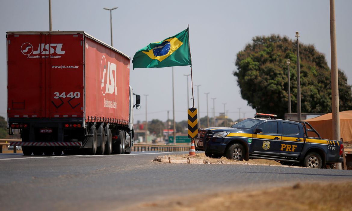 PRF libera 35 pontos de bloqueio de caminhoneiros