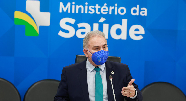 Queiroga confirma suspensão de vacina para adolescentes