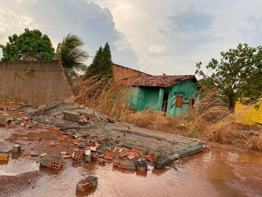 Chuva com ventania e granizo danifica várias casas em Confresa