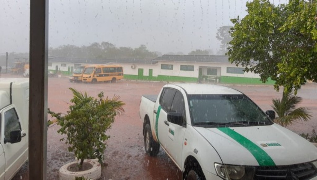Temporal destelha imóveis e derruba árvores em Juína