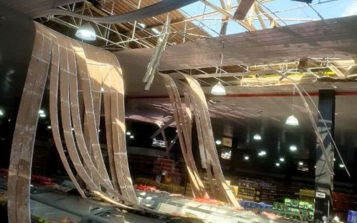Ventos fortes destelham mercado de Confresa e destroem barracões de sede de fazenda em Vila Rica