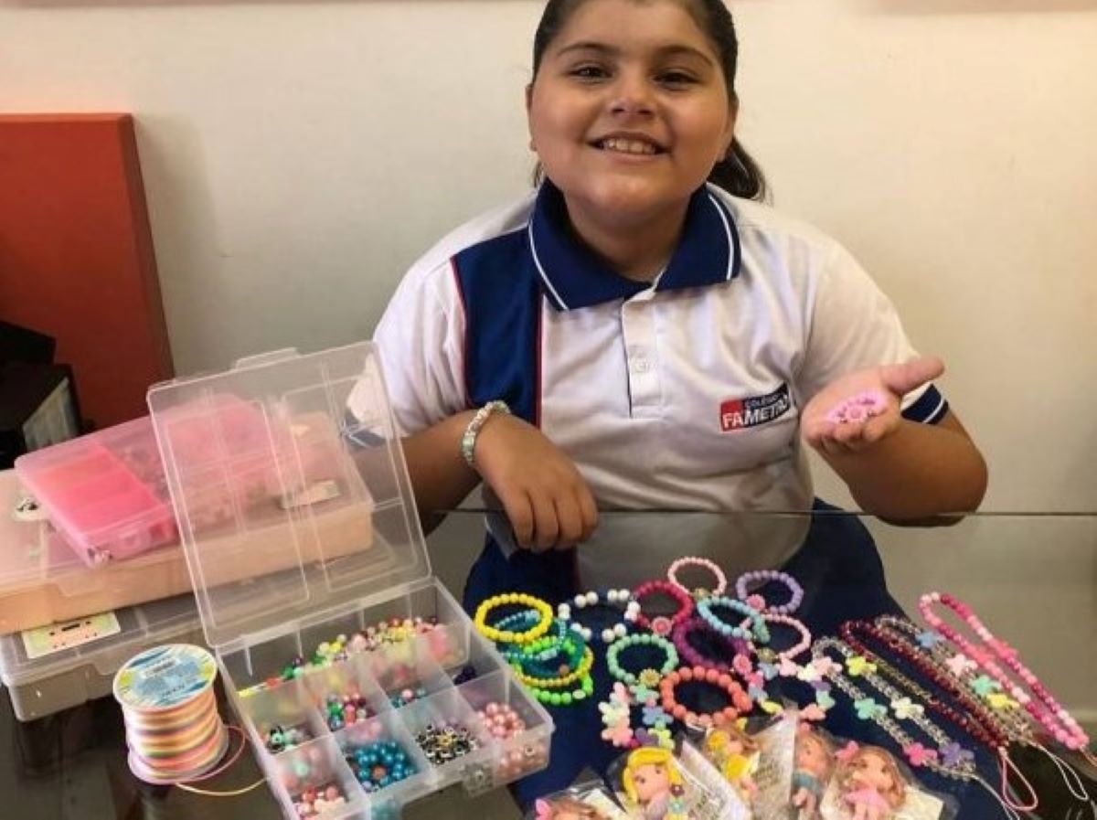 Menina de 9 anos abre loja virtual e ajuda em casa