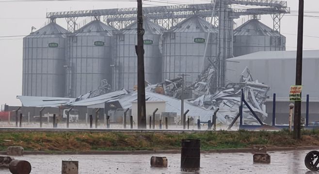 Mato Grosso | Temporal destrói barracão de armazém