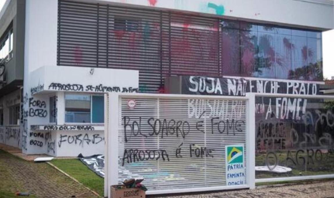 MST invade sede da Aprosoja, picha paredes e apedreja o prédio