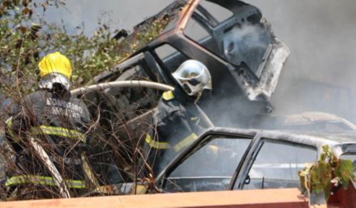 Cáceres | Incêndio atinge pátio de empresa e destrói dez carros