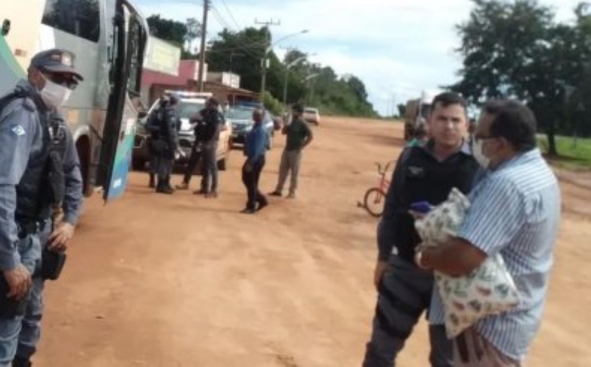 Mato Grosso | Dupla invade ônibus, tira criança do colo e mata passageiro