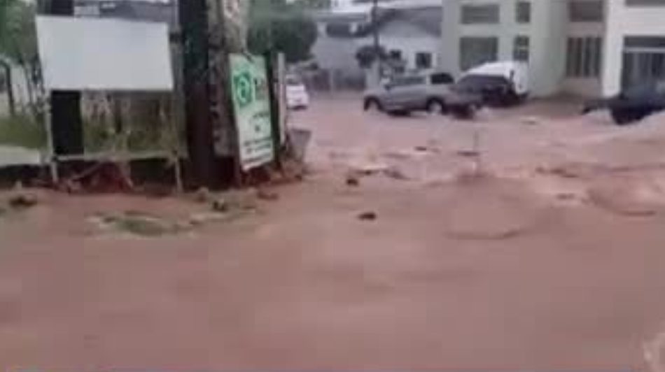 Sorriso | Temporal alaga ruas e hospital regional, além de derrubar muros