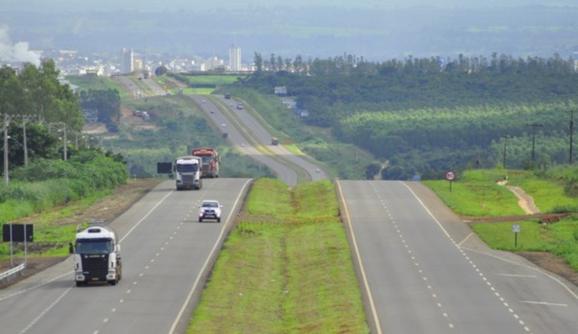 Mato Grosso | ‘Feriadão’ deve ter aumento no fluxo de carros de passeio na BR-163 e queda em veículos pesados