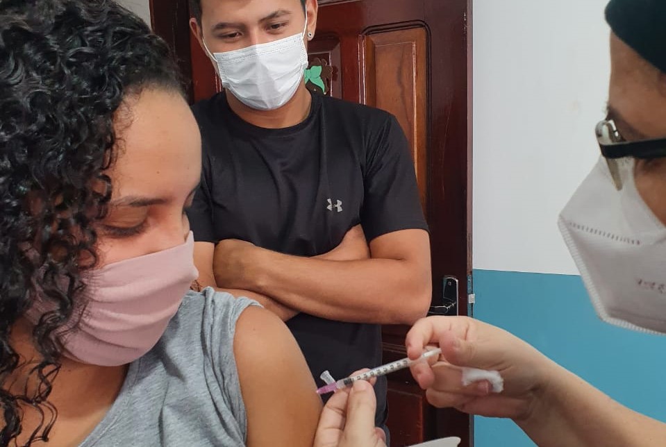 Tesouro começa a vacinar contra a Covid-19 adolescentes sem comorbidades