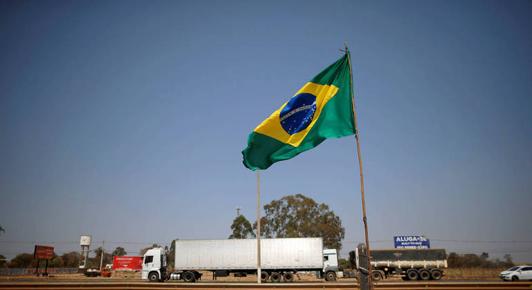 Governo federal pretende lançar bolsa-auxílio para caminhoneiros