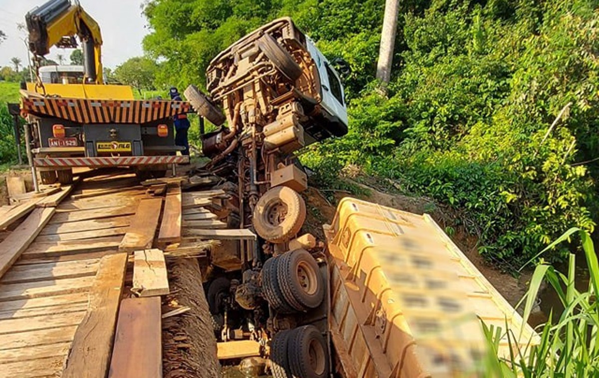 Alta Floresta | Carreta carregada com pedras cai em rio após estrutura de ponte ceder