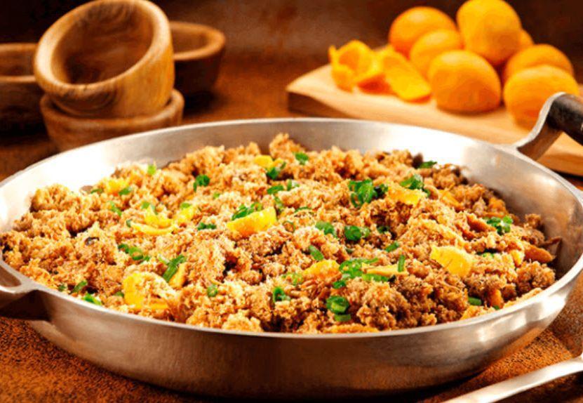 Farofa de frango com pequi