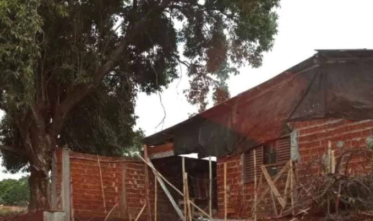 Vaquinha bate meta e aluno que vivia em casa destelhada terá reforma no imóvel