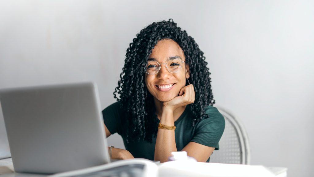 Startups se unem e lançam programa gratuito para capacitar e empregar 100 mulheres em TI