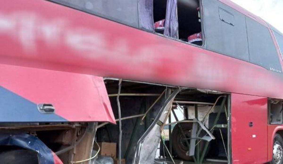 Mato Grosso | Ônibus bate contra carreta na BR-163 e tem lateral arrancada