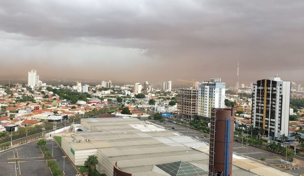 Tempestade de poeira atinge Rondonópolis antes de chuva cair na região