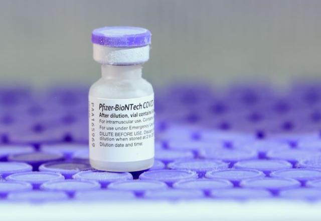 Anvisa autoriza inclusão de dose de reforço na bula da Pfizer