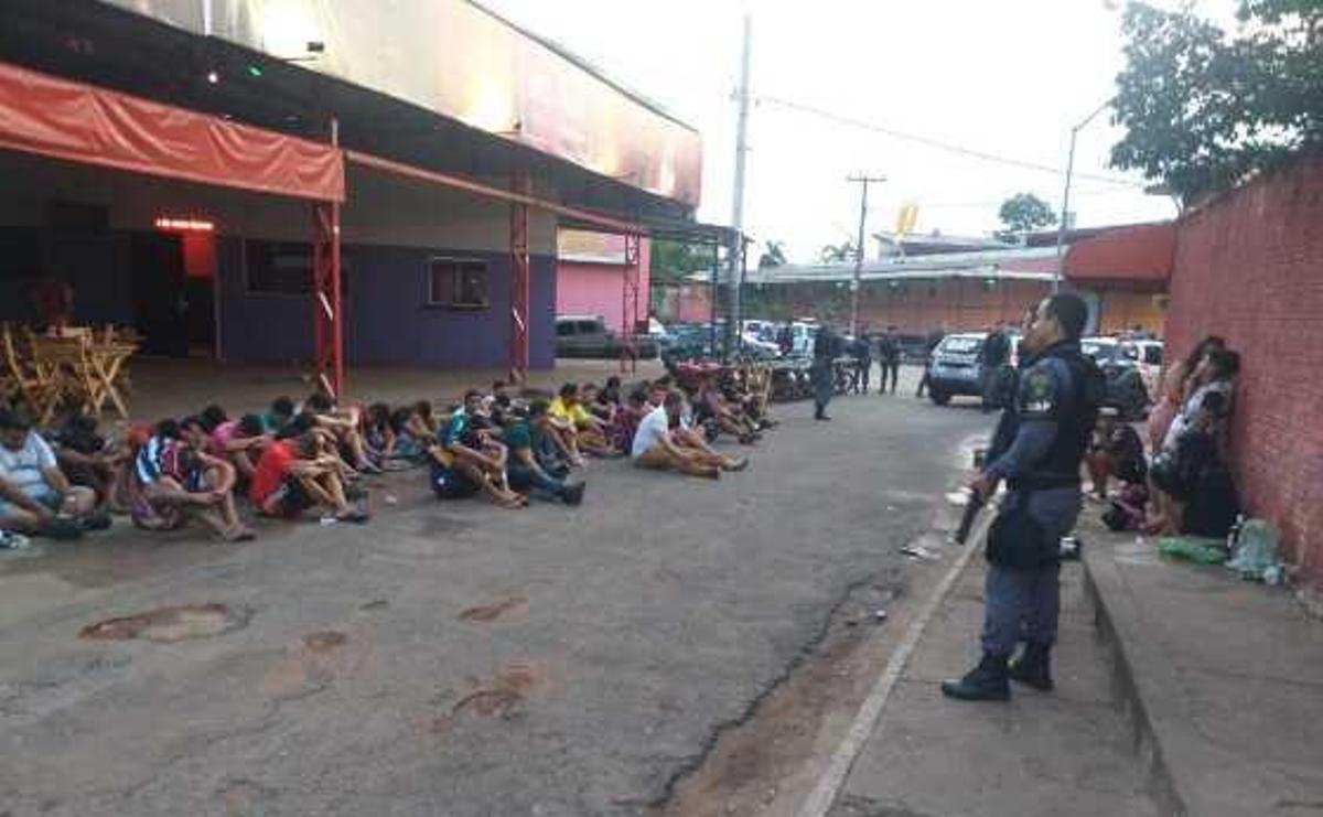 Várzea Grande | Polícia Militar fecha “festa” com 50 pessoas regada à bebida alcóolica e entorpecentes