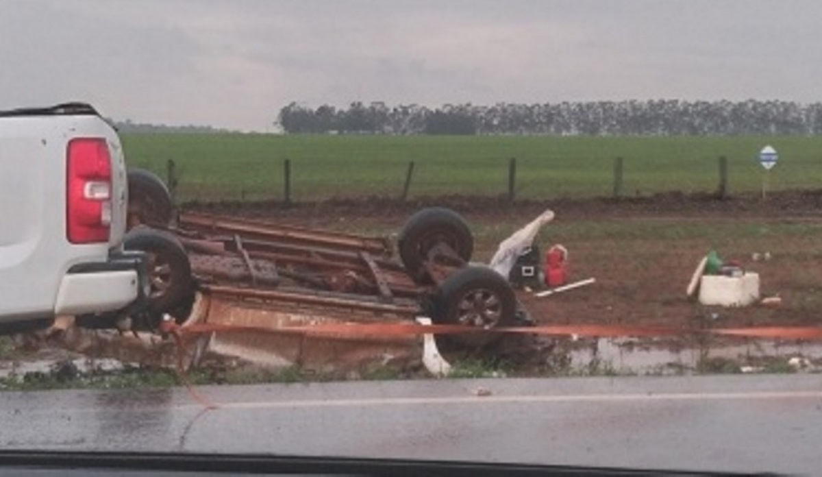 Hilux capota na BR-163 e cinco pessoas ficam feridas