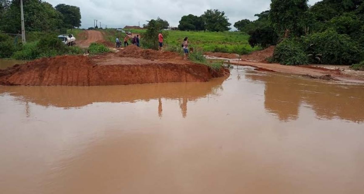 Rio transborda e rodovia que liga Juara a Alta Floresta fica intransitável