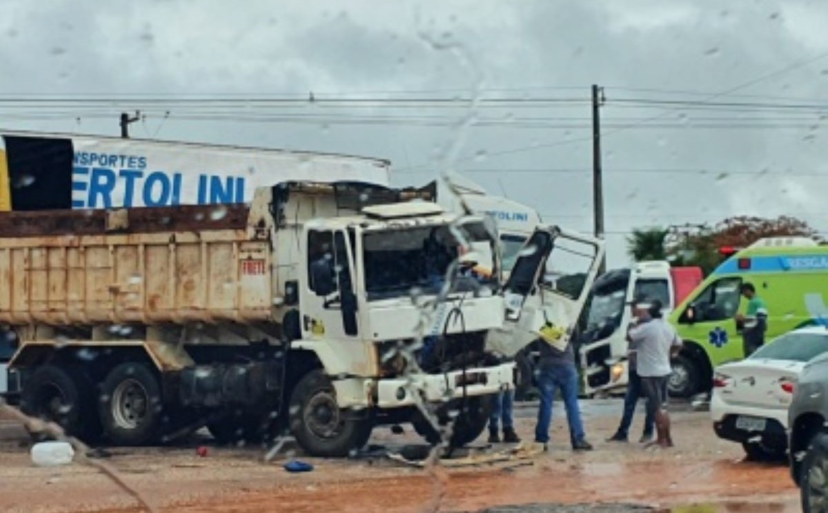Mato Grosso | Motorista fica ferido em colisão de carreta com caminhão