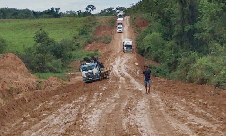 Chuvas causam atoleiros na MT-160 e caminhões ficam parados entre Nova Monte Verde e Apiacás