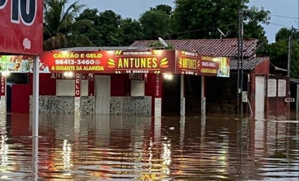 Ruas, casas e comércios alagam após chuvas em Várzea Grande