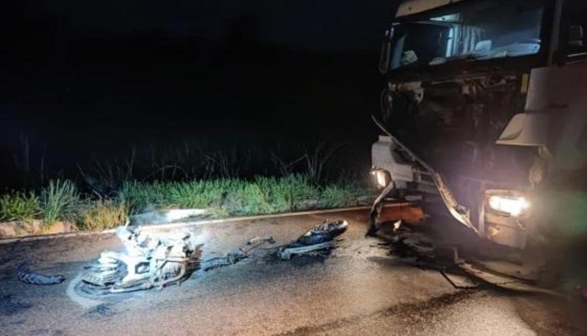 Mato Grosso | Casal morre em acidente entre moto e carreta na BR-174