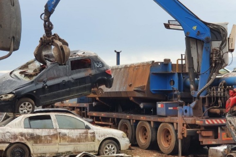 Polícia Civil realiza a prensagem de 110 veículos durante a operação Pátio Limpo