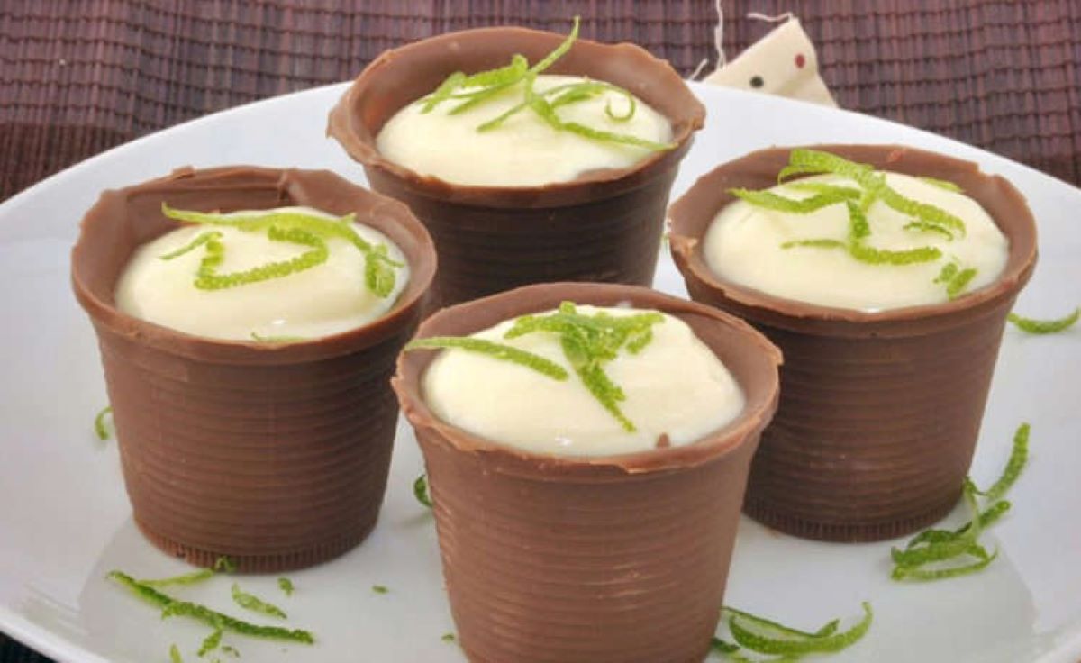 Mousse de limão no copinho de chocolate