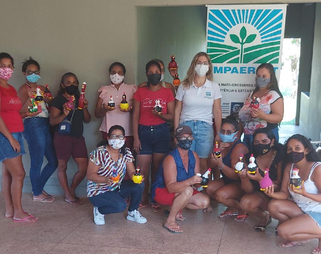 Empaer promove curso com cabaça para mulheres do campo em Alto Boa Vista