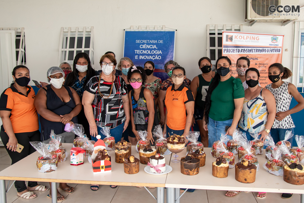 Usuárias do Cras Ana Carla celebram encerramento do curso de panetone degustando a iguaria preparada por elas