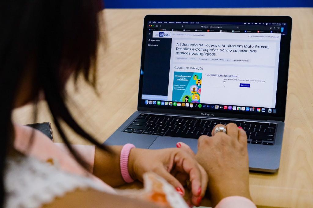 Seduc capacita 37 mil profissionais da educação em cursos online