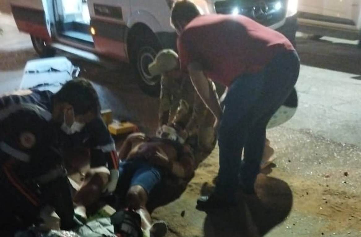 Rondonópolis | Moto se espedaça após condutor perder controle do veículo e bater contra poste; veja vídeo