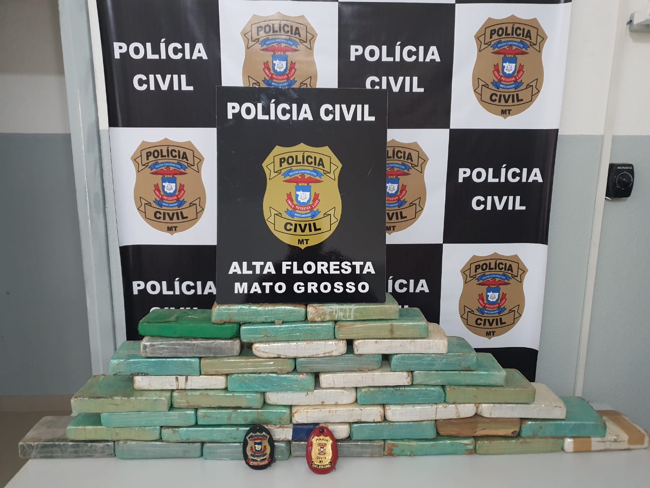 Mato Grosso | Blitz da Polícia Civil resulta na apreensão de 39 tabletes de cocaína em fundo falso de camionete