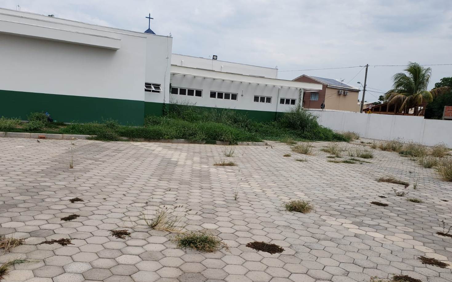 Sindimed-MT denuncia unidade de saúde em construção há 10 anos tomada pelo mato
