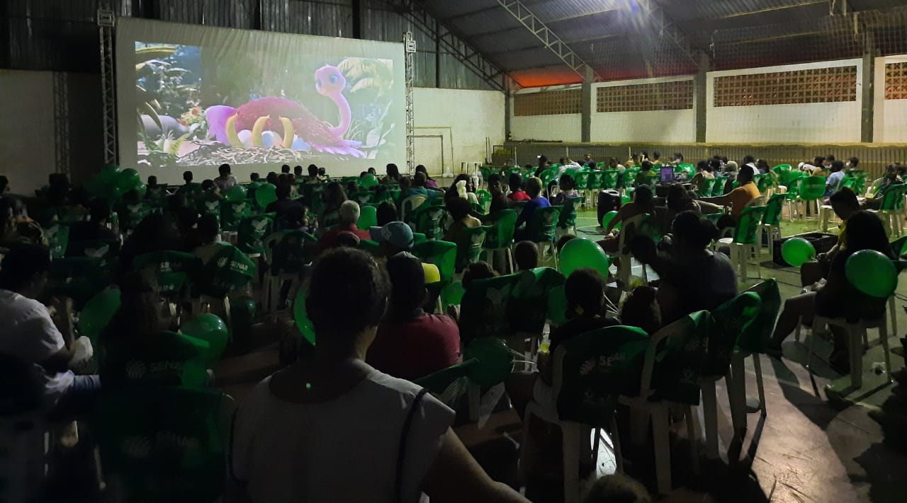 Público se diverte com sessão de cinema em Tesouro 